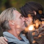 Weil es in der zweiten Lebenshälfte vor allem um Lebensfreude und eine schöne, entspannte Zeit zu zweit geht, macht eine neue Liebe umso mehr Spaß.
