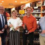 Präsentation des "Haßfurter Lieblingswein". v.l.n.r. Günther Werner (1.Bgm. Haßfurt), Lisa Geyer (stv. Leitung MGH Haßfurt), Marc Heinz (Stadtmanager Haßfurt), Jürgen Mück (REWE MÜCK Haßfurt)