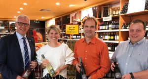 Präsentation des "Haßfurter Lieblingswein". v.l.n.r. Günther Werner (1.Bgm. Haßfurt), Lisa Geyer (stv. Leitung MGH Haßfurt), Marc Heinz (Stadtmanager Haßfurt), Jürgen Mück (REWE MÜCK Haßfurt)
