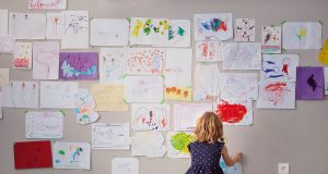Die Elektroinstallation im Kinderzimmer lässt sich mit fachmännischer Unterstützung leicht kindersicher gestalten.
