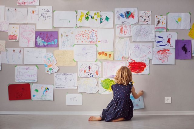 Die Elektroinstallation im Kinderzimmer lässt sich mit fachmännischer Unterstützung leicht kindersicher gestalten.