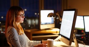 Frau arbeitet im Büro bis in die Nacht hinein - Schichtarbeiter