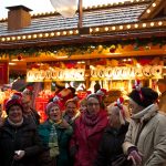 Frauengruppe auf Weihnachtsmarkt