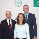Andrea Buschner (Bildmitte) hat die Weiterbildung zur AOK-Pflegeberaterin mit der Traumnote 1,0 abgeschlossen. AOK Direktor Frank Dünisch (rechts) und sein Stellvertreter Bereichsleiter Alexander Pröbstle (links) gratulierten zum erfolgreichen Abschluss. Mit ihr sind bei der AOK für die Region Main-Rhön nun vier zertifizierte Pflegeberaterinnen tätig.
