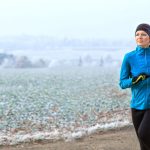 Im Winter sollte man entspannt joggen und möglichst durch die Nase atmen, damit die kühle Luft ausreichend erwärmt wird. Von Tempotraining raten Experten bei strammer Kälte ab.