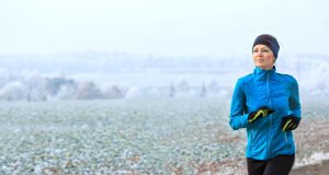 Im Winter sollte man entspannt joggen und möglichst durch die Nase atmen, damit die kühle Luft ausreichend erwärmt wird. Von Tempotraining raten Experten bei strammer Kälte ab.