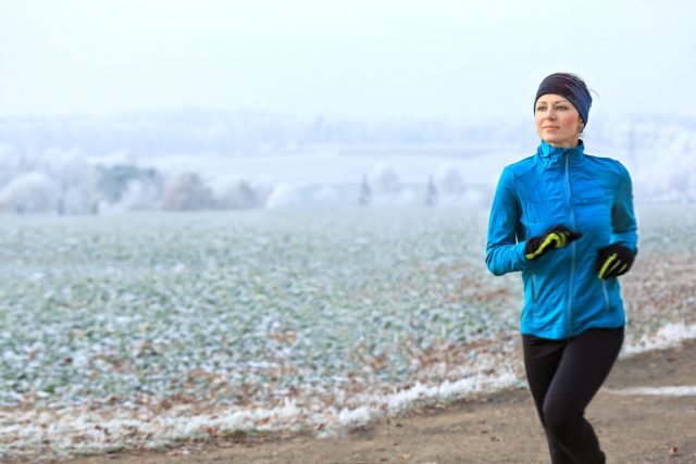 Im Winter sollte man entspannt joggen und möglichst durch die Nase atmen, damit die kühle Luft ausreichend erwärmt wird. Von Tempotraining raten Experten bei strammer Kälte ab.