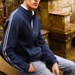 Trendige Kombination: Sportliche Jacke mit College-Streifen trifft Hahnentritt-Hose.