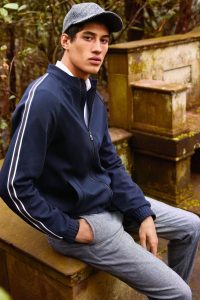 Trendige Kombination: Sportliche Jacke mit College-Streifen trifft Hahnentritt-Hose.