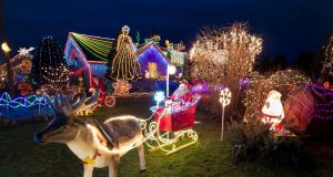 Hunderte Lichter bringen im Advent wieder so manche Hausfassade zum Strahlen. Doch Vorsicht: Nicht jedes Dekoprodukt ist für den Außenbereich geeignet.