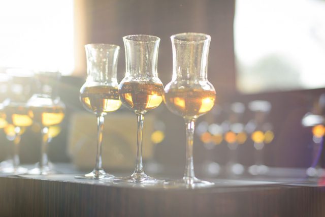 Whiskey tasting, whiskey glass Whisky oder Whiskey? Erfahren Sie den Unterschied beim Whisky Tasting im REWE Mück, Haßfurt.