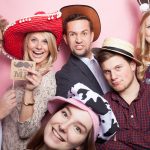 Freunde machen Foto vor Fotobox