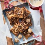 Weiße Schokolade und feines Gebäck verleihen diesen Brownies ihren besonderen Charakter.