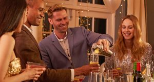 Cocktails selbst zu mixen, etwa auf der Weihnachts- oder Silvesterfeier, ist ein Riesenspaß für alle Gäste - und sorgt zudem für besondere Genussmomente im Glas.