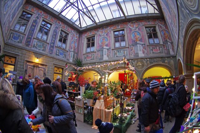 Das Atrium im Josefsheim erstrahlt zum Don Bosco Weihnachtsmarkt in winterlichem Glanz.