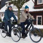 Viele Radler lassen auch von einer geschlossenen Schneedecke nicht abschrecken; der Fahrradhelm sollte dann aber dabei sein.