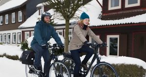 Viele Radler lassen auch von einer geschlossenen Schneedecke nicht abschrecken; der Fahrradhelm sollte dann aber dabei sein.