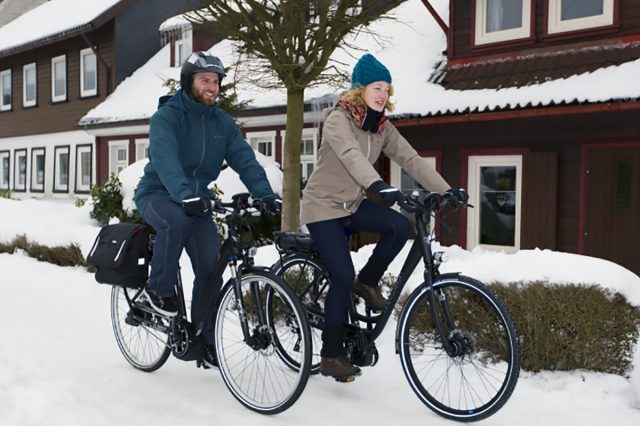 Viele Radler lassen auch von einer geschlossenen Schneedecke nicht abschrecken; der Fahrradhelm sollte dann aber dabei sein. Viele Radler lassen auch von einer geschlossenen Schneedecke nicht abschrecken; der Fahrradhelm sollte dann aber dabei sein.