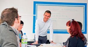 Neben dem Fernstudium finden regelmäßig Präsenzveranstaltungen statt, in denen man in kleinen Gruppen in einem der über 50 Studienzentren lernt.