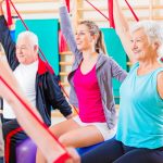 Sanfte Gymnastik, die die besonders häufig betroffenen Knie- und Hüftgelenke schont, wird von vielen Sportvereinen angeboten.