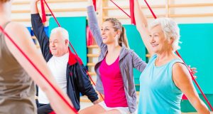 Sanfte Gymnastik, die die besonders häufig betroffenen Knie- und Hüftgelenke schont, wird von vielen Sportvereinen angeboten.