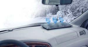 Gefährlicher Blindflug: Bei kühlen Temperaturen neigen Fahrzeugscheiben dazu, von innen zu beschlagenen. Entfeuchterkissen beugen dem Problem vor.