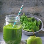 Mit einem Green Detox Smoothie, der Kombination aus viel Obst und Gemüse, tankt man Vitamine, Mineralstoffe, Spurenelemente, sekundäre Pflanzenstoffe und Flüssigkeit.