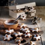 Der Duft von Weihnachten verbreitet sich mit den selbst gebackenen Nusssternen schnell im ganzen Haus.