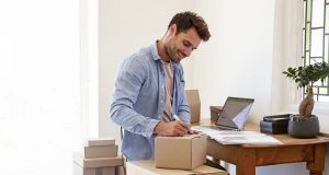 Verpackungsabfall produzieren auch kleine Onlinehändler - mit dem neuen Verpackungsgesetz müssen sie sich ebenfalls an der Entsorgung und am Recycling des Abfalls beteiligen.