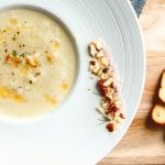 Wärmt an kalten Tagen: Kürbis zählt zu den beliebten Gemüsesorten für Herbst und Winter und lässt sich etwa als Suppe genussreich zubereiten.