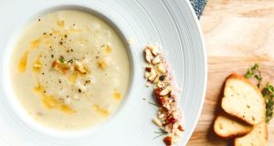 Wärmt an kalten Tagen: Kürbis zählt zu den beliebten Gemüsesorten für Herbst und Winter und lässt sich etwa als Suppe genussreich zubereiten.