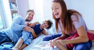 Familien dürfen sich freuen: Ab dem 1. Juli 2019 bekommen sie jeden Monat zehn Euro mehr Kindergeld pro Kind.