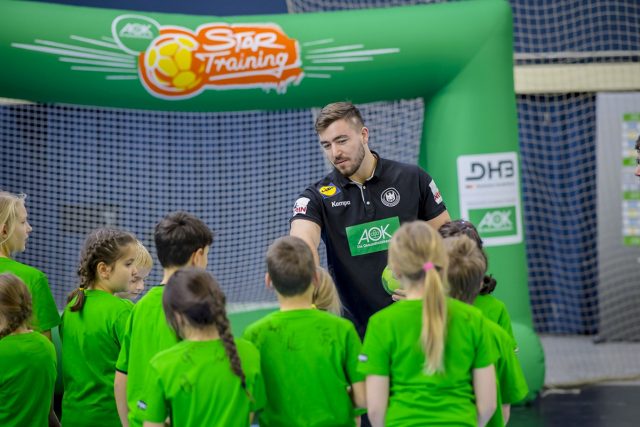 Handballtraining mit den Stars. Möglicherweise gibt Jannik Kohlbacher, Kreisläufer in der deutschen Nationalmannschaft, demnächst seine Profi-Tipps weiter an Grundschüler der Region Main-Rhön.
