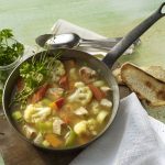 Suppen mit Geflügel eignen sich gut für eine ausgewogene Ernährung - wie etwa die bunte Gemüsesuppe mit Putenbrust.