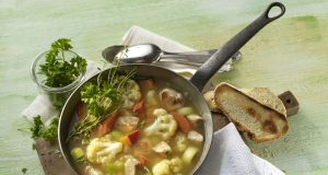 Suppen mit Geflügel eignen sich gut für eine ausgewogene Ernährung - wie etwa die bunte Gemüsesuppe mit Putenbrust.