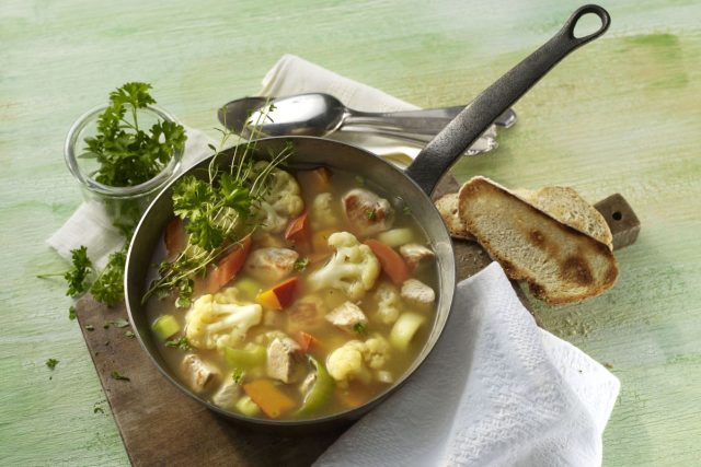 Suppen mit Geflügel eignen sich gut für eine ausgewogene Ernährung - wie etwa die bunte Gemüsesuppe mit Putenbrust.