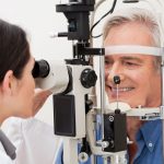 Mit dem Alter lässt die Sehleistung nach. Daher sollte man regelmäßig beim Facharzt seine Augen kontrollieren lassen und sich gegebenenfalls über geeignete Behandlungsmethoden informieren.
