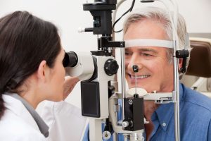 Mit dem Alter lässt die Sehleistung nach. Daher sollte man regelmäßig beim Facharzt seine Augen kontrollieren lassen und sich gegebenenfalls über geeignete Behandlungsmethoden informieren.