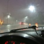 Aufgrund schlechter Wetterverhältnisse und mangelnder Sicht steigt in der dunklen Jahreszeit das Unfallrisiko im Straßenverkehr. Kommen noch Sehdefizite hinzu, kann es besonders gefährlich werden.