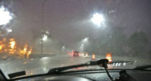 Aufgrund schlechter Wetterverhältnisse und mangelnder Sicht steigt in der dunklen Jahreszeit das Unfallrisiko im Straßenverkehr. Kommen noch Sehdefizite hinzu, kann es besonders gefährlich werden.