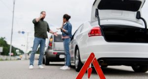 Wer auffährt, ist nicht immer grundsätzlich schuld am Unfall - den Vorausfahrenden kann unter Umständen ebenso eine Mitschuld treffen.