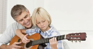 Hörst du auch die leisen Töne? Eltern sollten das Hörvermögen ihrer Kinder aufmerksam beobachten.