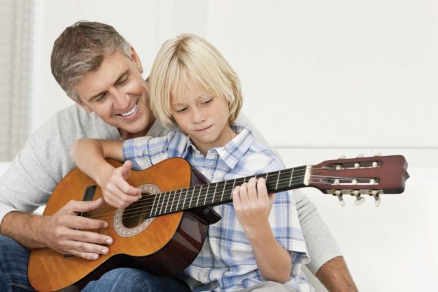 Hörst du auch die leisen Töne? Eltern sollten das Hörvermögen ihrer Kinder aufmerksam beobachten.