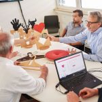 In seinem kleinen Team diskutiert Diplom-Designer Christoph Zschocke neue Entwürfe für den Online-Shop.