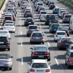 Eine Rettungsgasse ist auf der Autobahn zu bilden, sobald der Verkehr ins Stocken gerät.