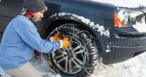 Übung macht den Meister: Das Aufziehen der Schneeketten sollte man am besten zu Hause in Ruhe üben, bevor es dann zum Skiurlaub ins Gebirge geht.