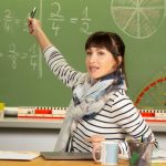 Lehrerinnen und Lehrer müssen im Berufsalltag viel sprechen und sich gegen einen hohen Geräuschpegel behaupten - das kann die Stimme stark belasten.