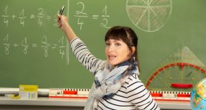 Lehrerinnen und Lehrer müssen im Berufsalltag viel sprechen und sich gegen einen hohen Geräuschpegel behaupten - das kann die Stimme stark belasten.