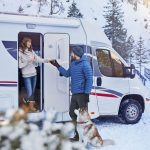 Freiheit auf vier Rädern: Immer mehr Wohnmobil-Fans genießen diese Form des Reisens auch in der kalten Jahreszeit. Eine Standheizung fürs Wohnmobil wärmt den Fahrerbereich vor und sorgt für klare Sicht ohne vereiste oder beschlagene Scheiben.