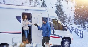 Freiheit auf vier Rädern: Immer mehr Wohnmobil-Fans genießen diese Form des Reisens auch in der kalten Jahreszeit. Eine Standheizung fürs Wohnmobil wärmt den Fahrerbereich vor und sorgt für klare Sicht ohne vereiste oder beschlagene Scheiben.